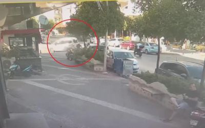 Hafif ticari araçla motosikletin çarpışma anı kamerada: 1 yaralı
