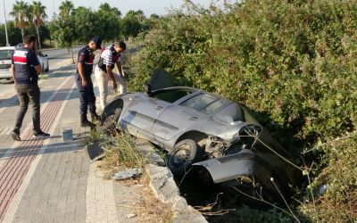 Otomobil yayaya çarpıp şarampole devrildi
