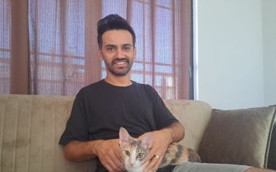 Klimada mahsur kalan kedisini kabloyla bağladığı plaj çantasıyla kurtardı
