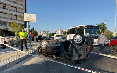 Antalya’da refüje çarpan otomobilin takla atma anı kamerada: 2 yaralı

