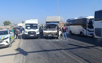 Kamyon, kamyona arkadan çarptı, 5 kilometre araç kuyruğu oluştu
