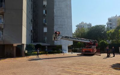 Halatı kopan iskelede mahsur kalan 2 işçiyi itfaiye kurtardı
