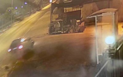 Antalya’da ilginç kaza: dükkana uçtu, önce gitti sonra helalleşmek için geri döndü
