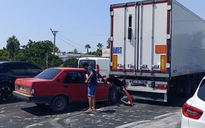 Kırmızı ışıkta duran tıra arkadan çarpan Tofaş hurdaya döndü: 1 yaralı
