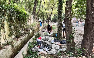 Gördükleri manzaraya duyarsız kalmayıp, eldiven ve maskeyle temizlik yaptılar
