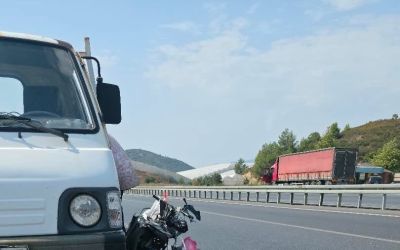 Alanya’da motosiklet park halindeki araca çarptı: 1 yaralı
