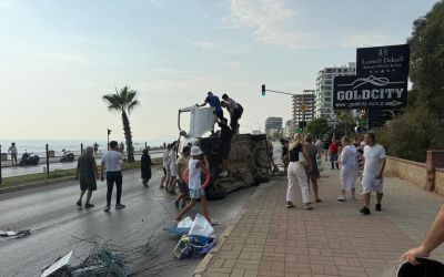 Bisiklete çarpmamak için manevra yapan araç yan yattı: 2 yaralı
