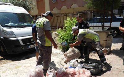 Antalya’da son kullanma tarihi bulunmayan ve süresi geçmiş 152 kilo et ile 20 bidon turşuya el konuldu
