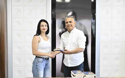 Başkan Uysal başarılı öğrencileri hediye çekiyle ödüllendirdi
