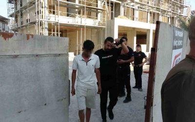 Çatıya çıkan işçi para hesabına yatınca aşağıya indi

