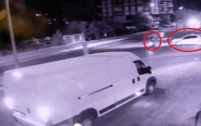Otomobille çarpışan motosikletlinin yola savrulduğu anlar kamerada
