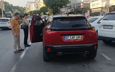 Kapısı açılan otomobile çarpan motosiklet sürücüsü yaralandı
