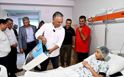 Başkan Uysal’dan sünnet olan çocuklara ziyaret
