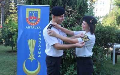 Jandarma çiftin evlilik yıldönümünde rütbe terfi gururu
