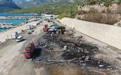 Balıkçı Barınağı’ndaki yangının ardından geriye demir yığınına dönen tekneler kaldı
