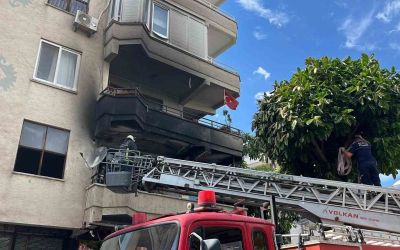 Alanya’da alevlere teslim olan dairede 3 çocuk dumandan etkilendi
