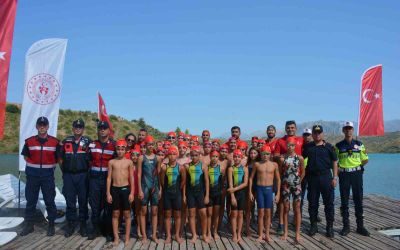30 Ağustos coşkusunu zafere kulaç atarak kutladılar
