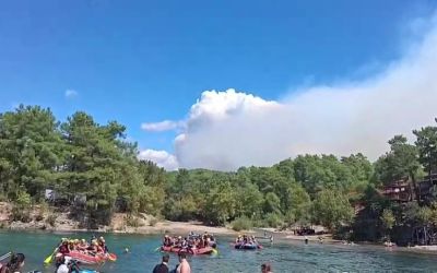 Manavgat’taki orman yangınını söndürme çalışmaları sürüyor

