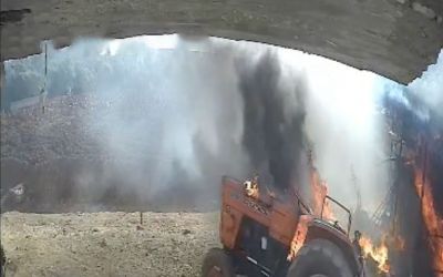 Kısa devre yapan traktör yanarak harekete geçti, saman balyalarını ve hayvanları yaktı
