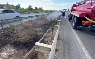 Araçtan atılan izmarit refüjde yangın çıkardı
