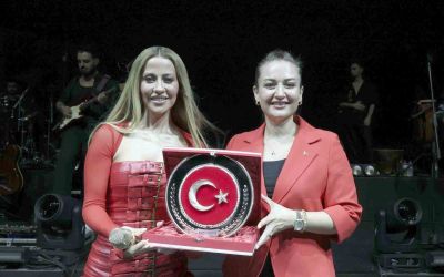 Antalyalılar 30 Ağustos’ta Derya Uluğ ile coştu
