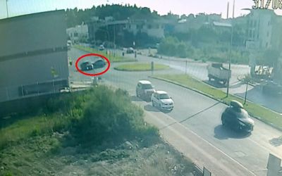 İki otomobilin kavşakta çarpışma anı kamerada
