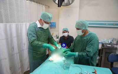 Doktor belediye başkanı önce çocukları eğlendirdi, ardından sünnet etti
