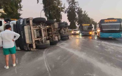 Antalya’da beton mikseri devrildi: 1 yaralı
