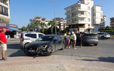 Kavşaktan geçerken yolun ortasında duraklayan otomobil, 3 araçlı kazaya neden oldu
