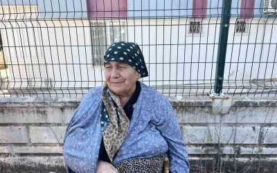 Alevler evlerin kapısına dayandı, vatandaşlar hortum ve kovalarla seferber oldu
