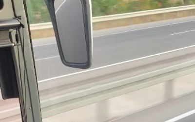 Yolcu otobüsü şoförünün seyir halindeyken müzik keyfi yolcu kamerasında
