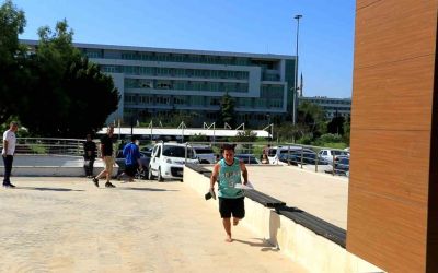 Kan ter içinde elide terlikle yalınayak koşarak geldiği sınavı saniyelerle kaçırdı
