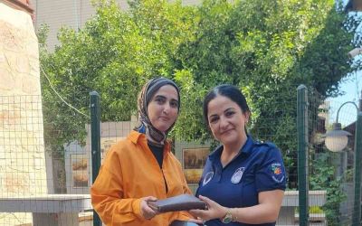 Vatandaş tarafından bulunan cüzdan zabıta tarafından sahibine teslim edildi
