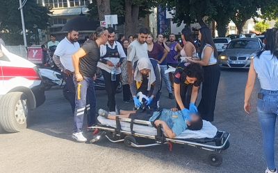 Antalya’da motosiklet ile otomobil çarpıştı: 2 yaralı
