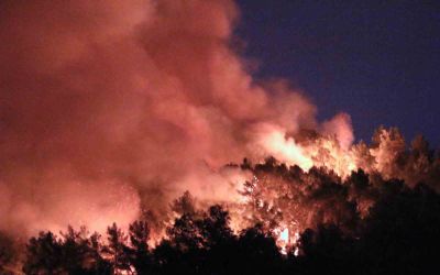 Kumluca’daki orman yangınında 10 ev zarar gördü, karadan müdahale devam ediyor
