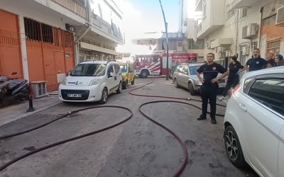 Arazözler park eden araçlar yüzünden yanan binaya ulaşamadı
