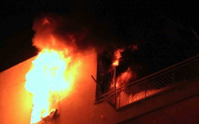 Korku dolu gözlerle izlediler: Daire alev alev yandı, mahalleli sokağa döküldü
