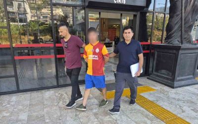 Kadın turisti bıçakla yaralama ve cinsel istismar iddiasıyla 17 yaşındaki çocuk tutuklandı
