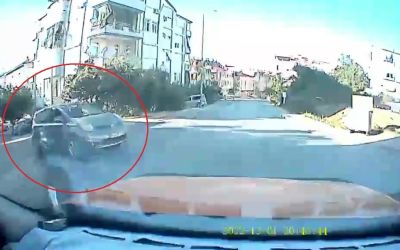 Antalya’da otomobilin taksiye çarptığı kaza anı araç kamerasına yansıdı
