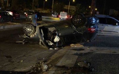 Otomobil takla attı, motoru yola fırladı: 2 yaralı
