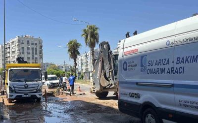 Antalya’da patlayan su borusu caddeyi gölete çevirdi
