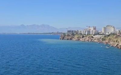 Antalya’da falezlerde deniz rengi değişti, sebebi içme suyu hattındaki arıza çıktı
