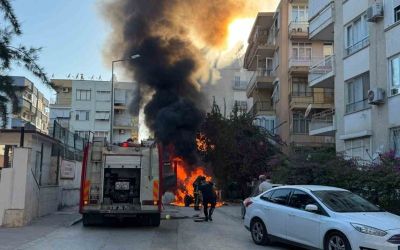 Park halindeyken yanan lüks araç küle döndü
