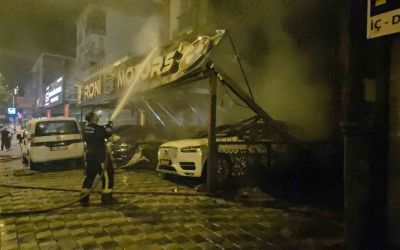 Antalya’da oto galeride yangın: 4 araç ve apartman hasar gördü
