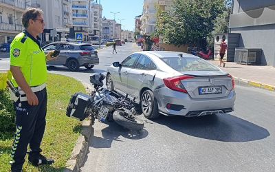 Motosiklet otomobile yandan çarptı: 1 yaralı
