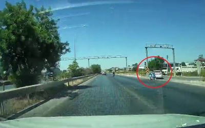 Kontrolsüz şekilde tali yola dönen otomobile arkadan gelen motosiklet çarptı
