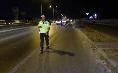 Manavgat’ta motosiklet yayaya çarptı: 1’i ağır 2 yaralı
