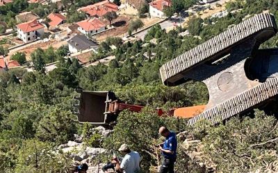 Antalya’da iş makinesi 60 metrelik uçuruma yuvarlandı operatör yaralı kurtuldu
