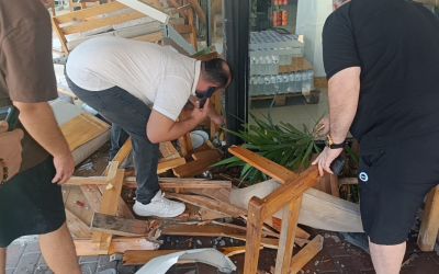 Minibüs kontrolden çıkıp kafeye daldı ölümden saniyelerle yaralı kurtuldu
