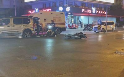Manavgat’ta hafif ticari araç ile çarpışan motosikletli yaralandı
